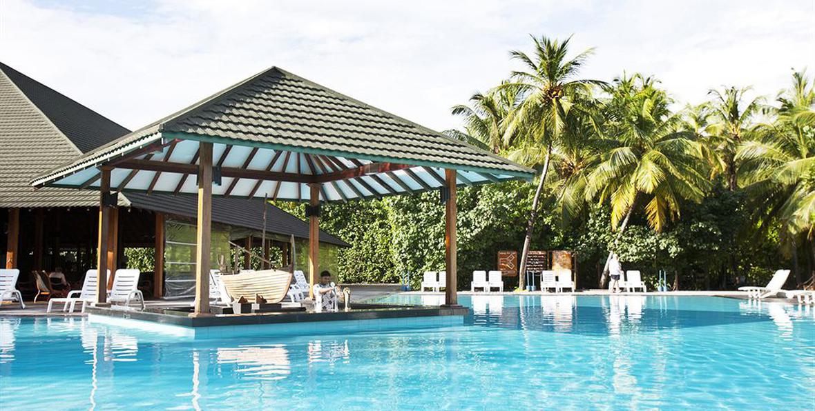 Maldivas Adaaran Select Meedhupparu bar de la piscina