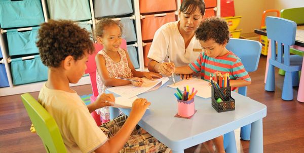 niños en el kids-club del Ayada Maldives